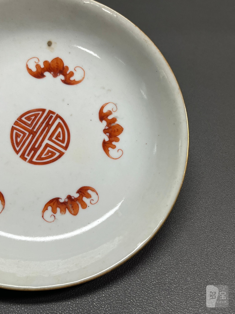 清嘉庆  矾红描金缠枝莲纹开光万寿无疆纹盘 - 图6